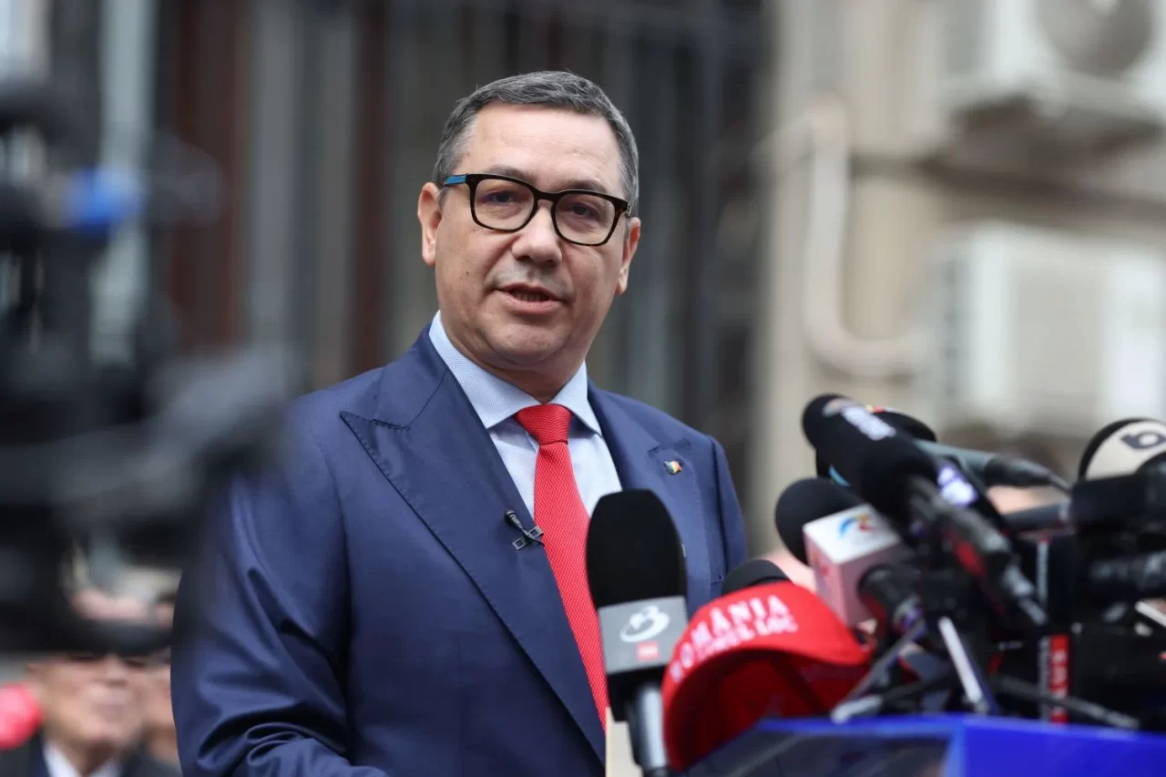 Prin prezența sa în competiția electorală, Ponta a blocat accesul lui Crin Antonescu în turul al doilea, consideră mai mulți șefi de filiale din PSD.
Întrebat dacă Victor Ponta poate fi o opțiune pentru șefia PSD, Corneliu Ștefan, vicepreședinte pe regiunea Sud, a răspuns:
„Spre deosebire de alte persoane, Victor Ponta este un pesedist, nu poți să spui că nu este pesedist. A fost chiar președintele partidului. A fost decizia lui personală de a candida la prezidențiale, nu a fost decizia organizației. Trebuie luată o decizie la nivel central. Așa cum am decis să-l excludem, așa putem lua o decizie și invers”, a comentat Corneliu Ștefan eventuala reîntoarcere în partid a lui Victor Ponta, deputat ales pe listele din Dâmbovița.
Județul este condus tocmai de Corneliu Ștefan.
Dilema PSD: Putere sau Opoziție după 18 mai
Demisia lui Marcel Ciolacu a lăsat PSD la guvernare, dar miniștrii sunt interimari. Viitoarea formulă guvernamentală depinde de numele viitorului președinte al României.
Neoficial, există discuții ca PSD să rămână în Opoziție, după cum relatează mai mulți lideri de organizație.
„PSD are obligați să înțeleagă votul românilor de la finalul anului trecut și din 4 mai, când a înregistrat două eșecuri. Nu ne implicăm în campanie. PSD va juca un rol de Opoziție în oricare variantă va fi câștigătoare în al doilea tur. Vom încerca să arătăm greșelile guvernării din postura de partid de Opoziție și să asigurăm soluții. Eu sunt un susținător al rămânerii PSD în Opoziție, având în vedere votul românilor. Românii nu au apreciat guvernarea PSD. Trebuie să facem un pas în spate”, a declarat Gabriel Zetea pentru HotNews.ro.
El a precizat că PSD ar putea susține un guvern minoritar, iar ideea a fost discutată de liderii mai multor organizații.
„Nu trebuie să facem vreo alianță cu AUR după alegeri. Răspunsul definitiv trebuie dat după ce știm cine este președintele României. Dacă George Simion iese președinte, PSD nu ar trebui să aibă vreun protocol, colaborare cu forțele extremiste sau cu AUR. Decizia o va lua actuala conducere sau următoarea”, a spus Alfred Simonis, președintele CJ Timiș pentru HotNews.ro.
Simonis a adăugat că deciziile se vor lua după 18 mai.
Marcel Ciolacu a exclus și el varianta ca PSD să colaboreze cu AUR sub mandatul său. Dar acest lucru s-ar putea schimba după reuniunea de la Sâmbăta de Sus.
Corneliu Ștefan, președintele CJ Dâmbovița, a afirmat pentru HotNews.ro că „PSD ar trebui să intre în Opoziție și să respecte votul popular”.
„Noul președinte să nominalizeze un premier care să își formeze majoritatea. PSD să rămână în Opoziție”, a fost poziția președintelui PSD Dâmbovița.
El a adăugat că partidul trebuie să aibă o discuție despre viitoarea conducere a partidului.
Din Suceava, județul dominat de AUR, tânărul social-democrat Gheorghe Șoldan, președintele organizației PSD și al Consiliului Județean, transmite următorul mesaj: „când am spus că vom reforma partidul și că vom sta în Opoziție am răspuns la foarte multe întrebări. Partidul are nevoie de liniște, ne vom reforma ca partid”.
„Ce se întâmplă cu proiectele locale dacă plecăm de la guvernare?”
Cu peste 25 de președinți de Consilii Județene și peste o mie de primari, PSD are o altă problemă: cum vor fi finanțate proiectele locale dacă partidul pleacă de la guvernare.
Continuarea derulării proiectelor depinde de foarte multe ori, recunosc președinții de CJ-uri, de banii care vin de la București prin Palatul Victoria.
„Să nu ne grăbim cu ieșirea de la guvernare, poate sunt colegi mai înfierbântați”, spune un lider din Ardeal pentru HotNews.ro.
„Nu știu ce voi face, am fost la ministrul Grindeanu și am întrebat ce se întâmplă. Mi-a spus că luni vom avea un răspuns de la ministrul de Finanțe să vedem ce se întâmplă. Eu am obiective, uitați-vă la autostrada Pașcani – Suceava, care are desemnat câștigător, dar nu s-a semnat. Sunt două loturi de autostradă. Am variantă ocolitoare la Gura Humorului”, prezintă un caz concret Gheorghe Șoldan, președintele CJ Suceava.
Temerea șefilor de CJ-uri este că retragerea PSD de la guvernare ar afecta performanța administrativă a aleșilor locali, iar decizia ieșirii de la guvernare va depinde și de această situație. Intrarea partidului în Opoziție va fi cântărită și din această perspectivă, au explicat liderii din conducerea PSD.